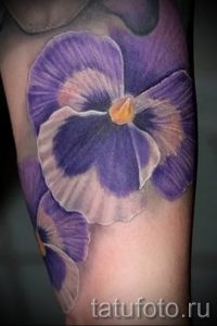 Фото тату анютины глазки для статьи про значение татуировки - tatufoto.ru - 4
