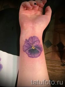 Фото тату анютины глазки для статьи про значение татуировки - tatufoto.ru - 6