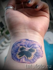 Фото тату анютины глазки для статьи про значение татуировки - tatufoto.ru - 10