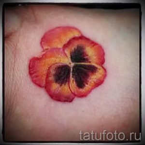 Фото тату анютины глазки для статьи про значение татуировки - tatufoto.ru - 13