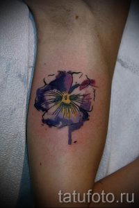 Фото тату анютины глазки для статьи про значение татуировки - tatufoto.ru - 20