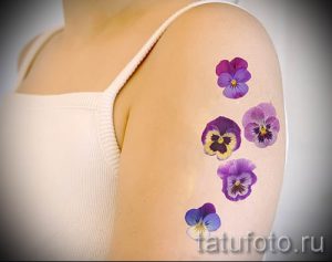Фото тату анютины глазки для статьи про значение татуировки - tatufoto.ru - 23