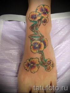 Фото тату анютины глазки для статьи про значение татуировки - tatufoto.ru - 28