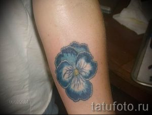 Фото тату анютины глазки для статьи про значение татуировки - tatufoto.ru - 29