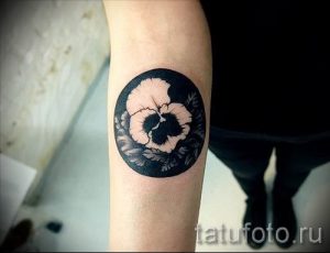 Фото тату анютины глазки для статьи про значение татуировки - tatufoto.ru - 41