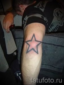 Фото тату звезды на локтях для статьи про значение рисунка татуировки - tatufoto.ru - 1