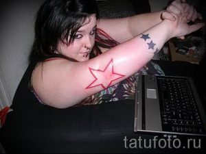 Фото тату звезды на локтях для статьи про значение рисунка татуировки - tatufoto.ru - 24