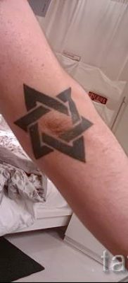 Фото тату звезды на локтях для статьи про значение рисунка татуировки — tatufoto.ru — 34