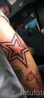 Фото тату звезды на локтях для статьи про значение рисунка татуировки — tatufoto.ru — 40