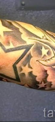 Фото тату звезды на локтях для статьи про значение рисунка татуировки — tatufoto.ru — 41