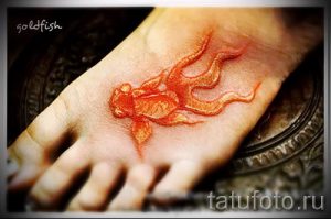 Фото тату золотая рыбка для статьи про значение рисунка татуировки - tatufoto.ru - 1