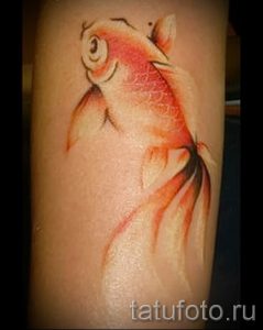 Фото тату золотая рыбка для статьи про значение рисунка татуировки - tatufoto.ru - 9