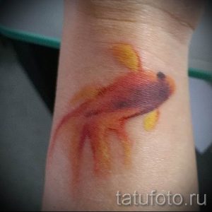 Фото тату золотая рыбка для статьи про значение рисунка татуировки - tatufoto.ru - 15