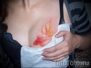 Фото тату золотая рыбка для статьи про значение рисунка татуировки - tatufoto.ru - 21