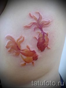 Фото тату золотая рыбка для статьи про значение рисунка татуировки - tatufoto.ru - 22