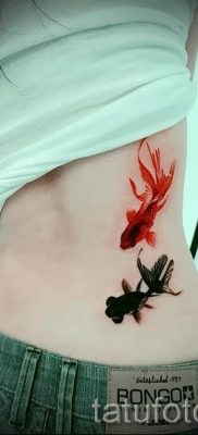 Фото тату золотая рыбка для статьи про значение рисунка татуировки — tatufoto.ru — 23