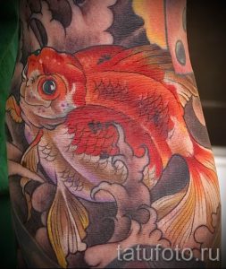 Фото тату золотая рыбка для статьи про значение рисунка татуировки - tatufoto.ru - 35