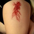 Фото тату золотая рыбка для статьи про значение рисунка татуировки - tatufoto.ru - 39
