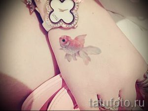 Фото тату золотая рыбка для статьи про значение рисунка татуировки - tatufoto.ru - 46
