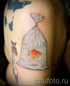 Фото тату золотая рыбка для статьи про значение рисунка татуировки - tatufoto.ru - 55