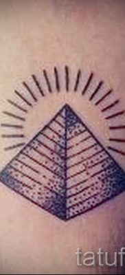 Фото тату пирамида для статьи про значение татуировки с пирамидой — tatufoto.ru — 31