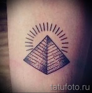 Фото тату пирамида для статьи про значение татуировки с пирамидой - tatufoto.ru - 31