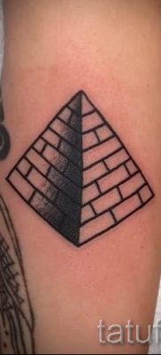 Фото тату пирамида для статьи про значение татуировки с пирамидой — tatufoto.ru — 50