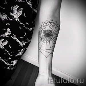 Фото тату спираль для статьи про значение татуировки с этим рисунком - tatufoto.ru - 16