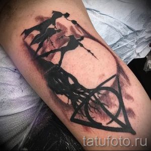 Фото тату тату дары смерти для статьи про значение рисунка татуировки - tatufoto.ru - 5
