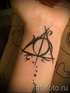 Фото тату тату дары смерти для статьи про значение рисунка татуировки - tatufoto.ru - 9