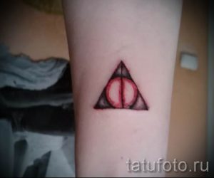 Фото тату тату дары смерти для статьи про значение рисунка татуировки - tatufoto.ru - 15