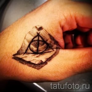 Фото тату тату дары смерти для статьи про значение рисунка татуировки - tatufoto.ru - 26
