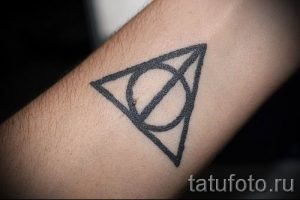 Фото тату тату дары смерти для статьи про значение рисунка татуировки - tatufoto.ru - 32