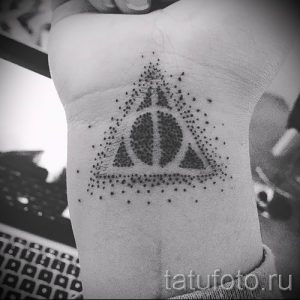 Фото тату тату дары смерти для статьи про значение рисунка татуировки - tatufoto.ru - 37