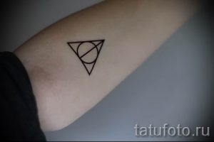 Фото тату тату дары смерти для статьи про значение рисунка татуировки - tatufoto.ru - 58