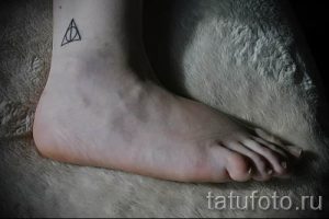 Фото тату тату дары смерти для статьи про значение рисунка татуировки - tatufoto.ru - 71