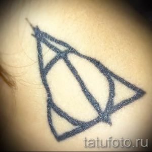 Фото тату тату дары смерти для статьи про значение рисунка татуировки - tatufoto.ru - 72