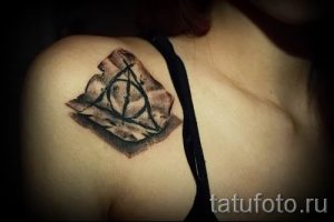 Фото тату тату дары смерти для статьи про значение рисунка татуировки - tatufoto.ru - 76