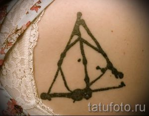 Фото тату тату дары смерти для статьи про значение рисунка татуировки - tatufoto.ru - 77