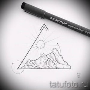 Эскиз татуировки с изображением солнца над горами, заключенного в треугольник. Черно-белый рисунок, выполненный в графическом стиле, с акцентом на детализацию горного пейзажа.