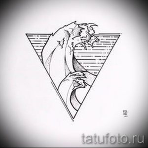 Эскиз татуировки с изображением волны, заключенной в треугольник. Черно-белый рисунок, выполненный в графическом стиле, с акцентом на детализацию гребня волны.