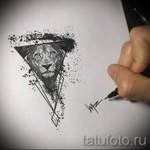 Эскиз татуировки с изображением головы льва, заключенной в треугольник. Черно-белый рисунок, выполненный в графическом стиле, с акцентом на детализацию морды и гривы.