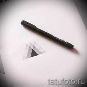 Эскиз татуировки в виде нескольких треугольников, нарисованных тонким лайнером. Минималистичный дизайн, идеально подходящий для любителей геометрии и простых форм.