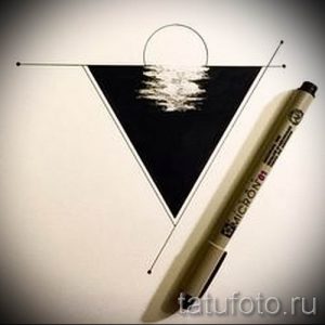 Эскиз татуировки с изображением заката над морем, заключенного в треугольник. Черно-белый рисунок, выполненный в графическом стиле, с акцентом на детализацию отражения в воде.