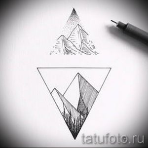 Эскиз татуировки с двумя изображениями гор в треугольниках: большое и маленькое. Черно-белый рисунок, выполненный в графическом стиле, с акцентом на детализацию.