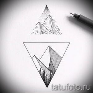 Эскиз татуировки с двумя изображениями гор в треугольниках: большое и маленькое. Черно-белый рисунок, выполненный в графическом стиле, с акцентом на детализацию.