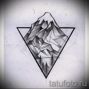 Эскиз татуировки с изображением гор, заключенных в треугольник. Черно-белый рисунок, выполненный в графическом стиле, с детальной проработкой текстур.