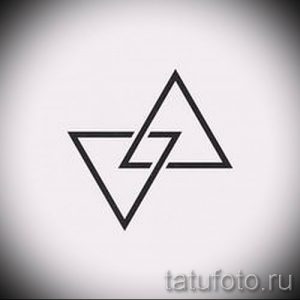 Фото тату: эскиз татуировки, изображающий два переплетенных треугольника, выполненный тонкими черными линиями, создающий абстрактный геометрический узор.