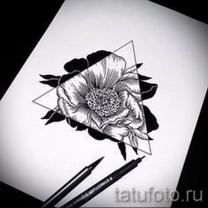 Фото тату: эскиз татуировки, изображающий цветок, заключенный в геометрическую рамку из треугольников, выполненный в технике тонкой графики.