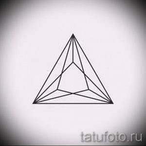 Фото тату: эскиз татуировки в виде треугольника, разделенного на несколько частей тонкими черными линиями, создающими сложную геометрическую структуру.